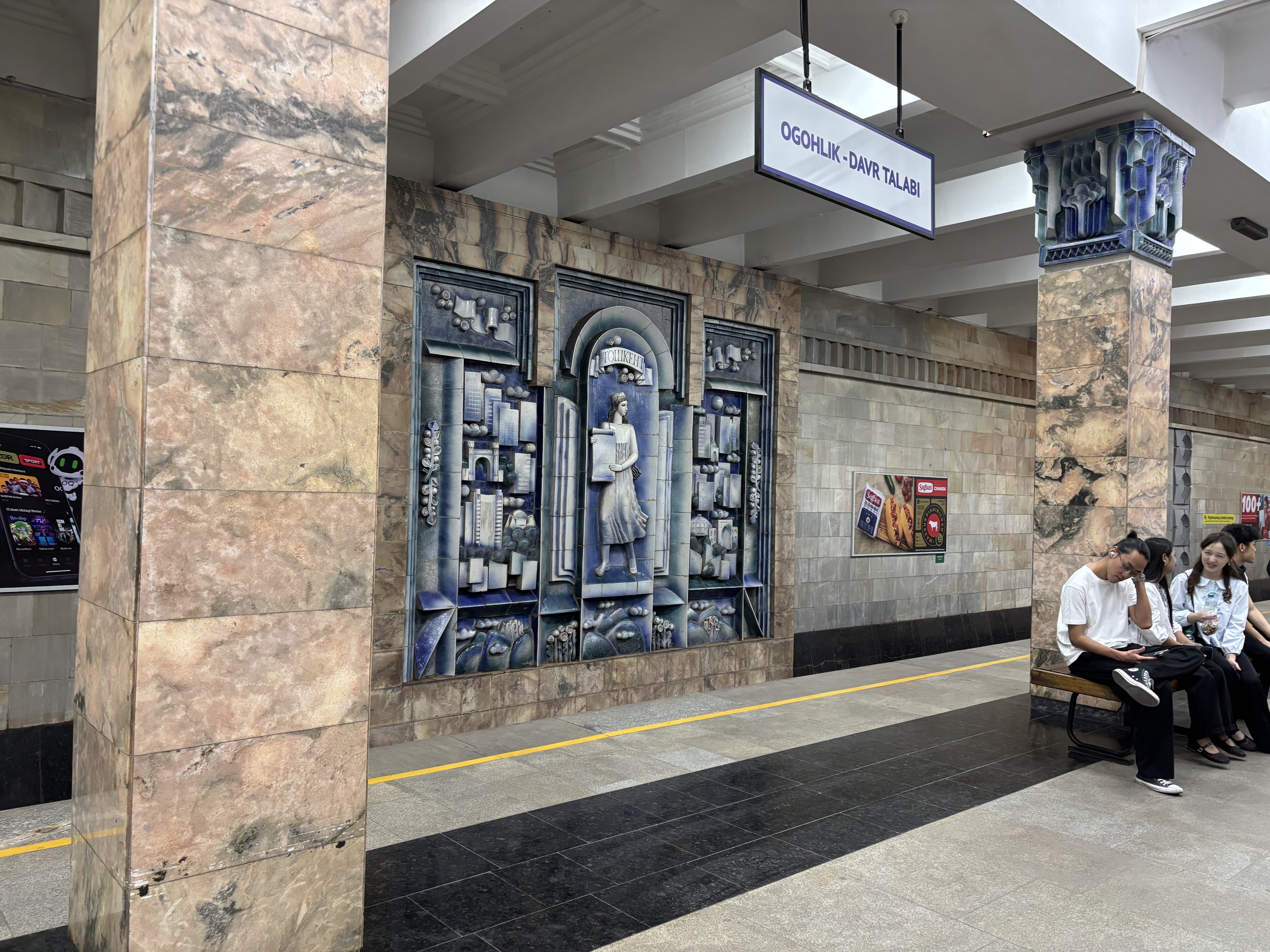 ウズベク語表記のタシュケント地下鉄の駅