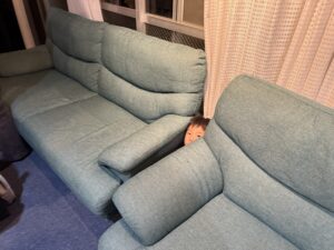 隠れている男の子