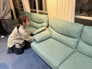 忍者気分で隠れている男の子のアップ
