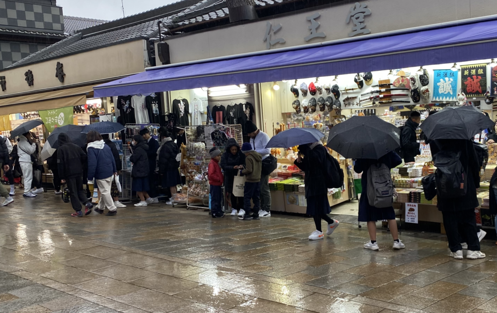 土産物屋 雨 修学旅行 souvenir shop rain school trip